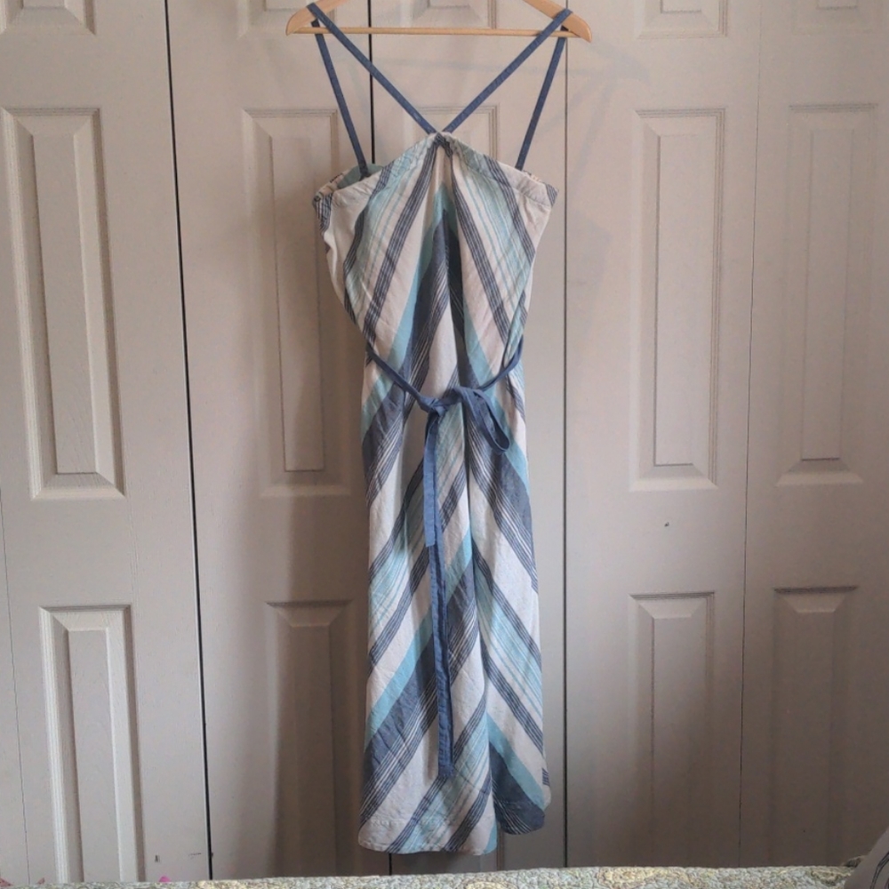 Cotton dress with removable straps.